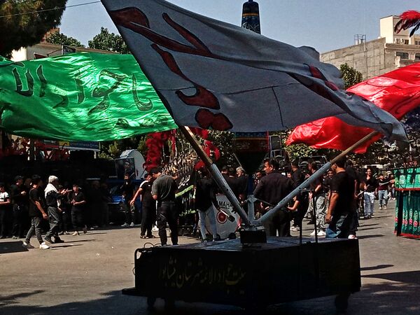 عزاداری ظهر  عاشورا در خیابان‌های شهر نیشابور 
