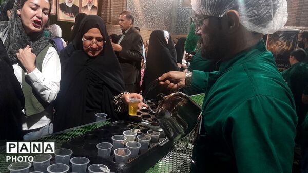فعالیت چایخانه حضرت فاطمه  زهرا (س) در نود و ششمین شب از اجتماعات مردمی 