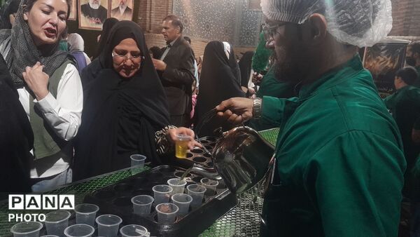 فعالیت چایخانه حضرت فاطمه  زهرا (س) در نود و ششمین شب از اجتماعات مردمی 