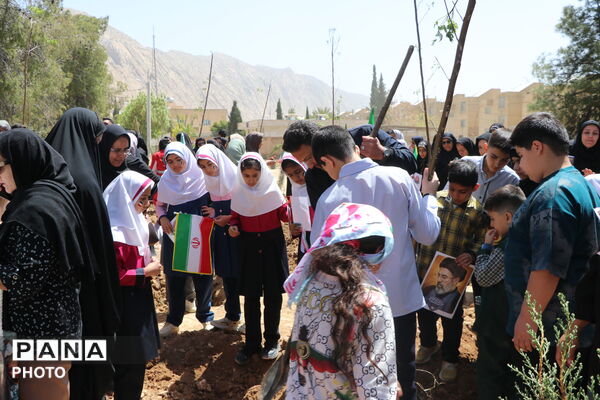 دانش‌آموزان و فرهنگیان زرقانی در بیتاب میناب 