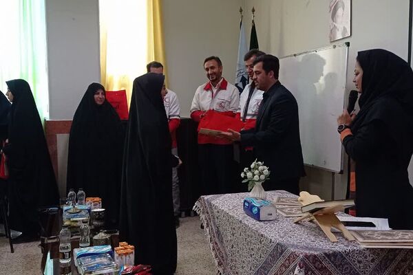 تجلیل از دانش‌آموزان برگزیده استانی طرح دادرس دبیرستان فرزانگان یک اسلامشهر