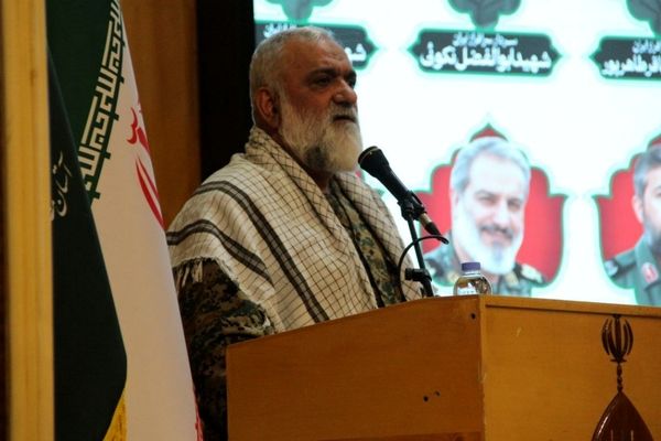 شهدا بزرگ‌ترین معلمان بشریت و عامل بیداری ملت‌ها هستند