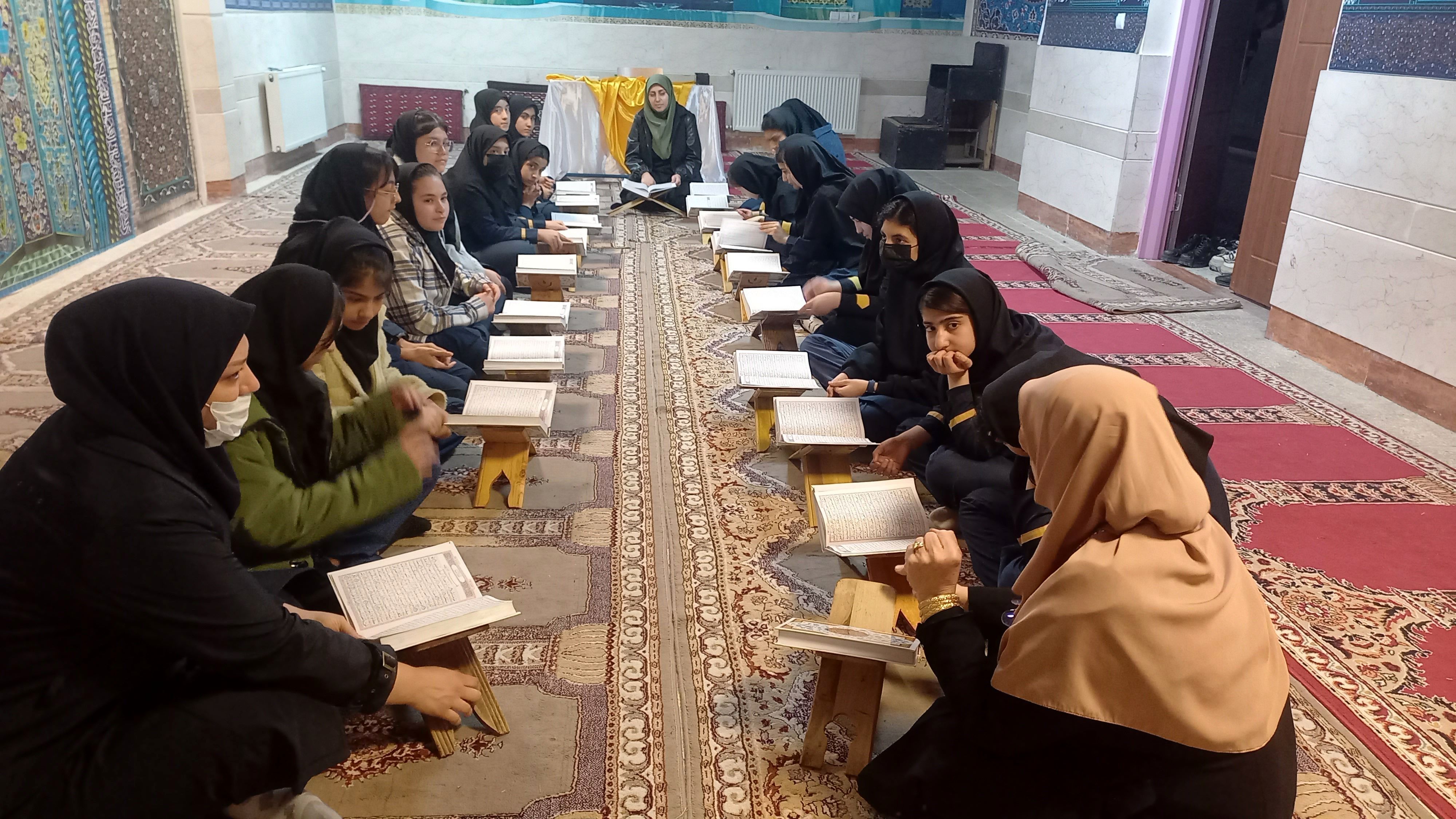 برگزاری محفل انس با قرآن در مرکز پرورش استعدادهای درخشان فرزانگان شهرستان ملارد