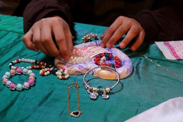 بازارچه دانش‌آموزی با طعم خلاقیت در مدرسه حضرت خدیجه(س) بهارستان‌دو