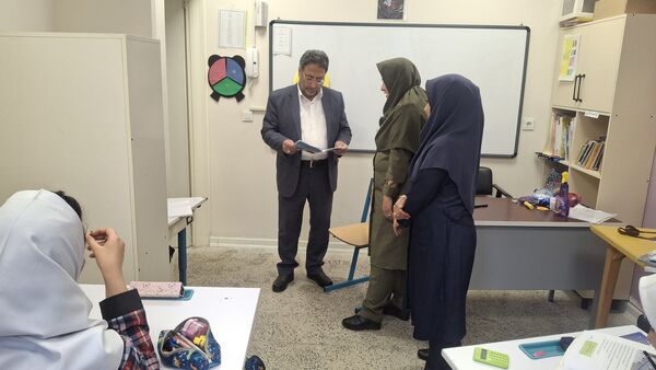 مدیر آموزش‌وپرورش منطقه ۱۴ تهران از کارکنان مدرسه اتیسم راد تقدیر کرد