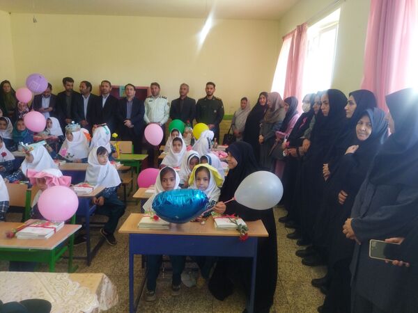 جشن شکوفه‌ها کلاس اولی در شهرستان راز