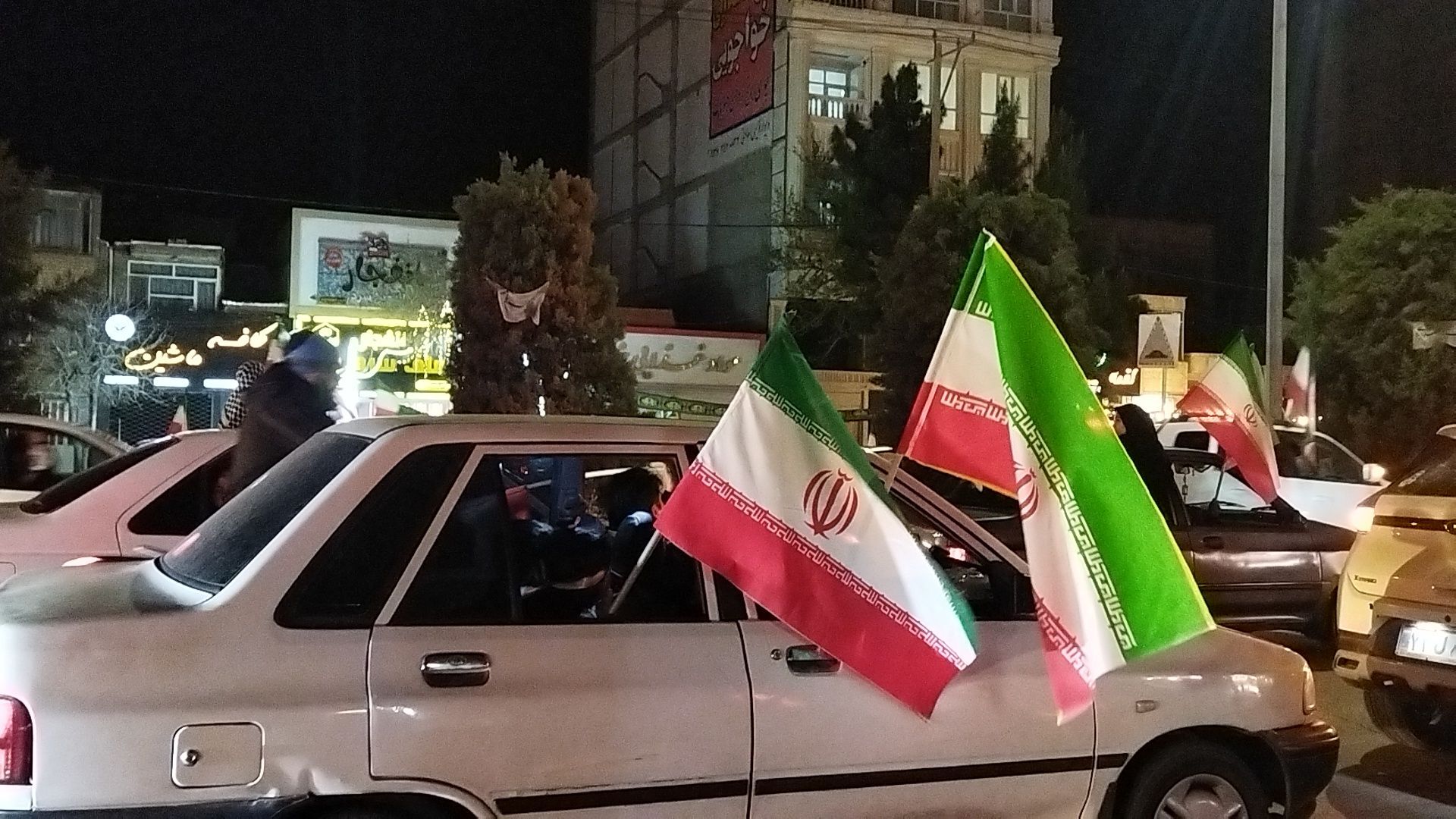 پرچم های ایران بر فراز بلوار فضل نیشابور قرار گرفت 