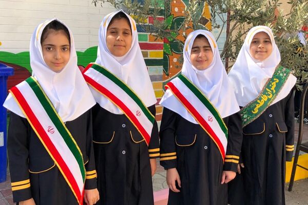 نواختن زنگ مصباح الهدی توسط مدیر آموزش و پرورش ناحیه 2 شهرری در دبستان طواف و معماریان 