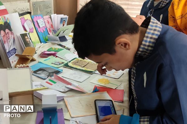 نمایشگاه دست سازه‌های دانش آموزی در دبستان پانزده خرداد ناحیه دو شهرری 