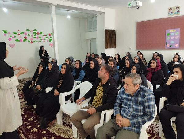 جلسه آموزش خانواده در دبیرستان دخترانه رفعت