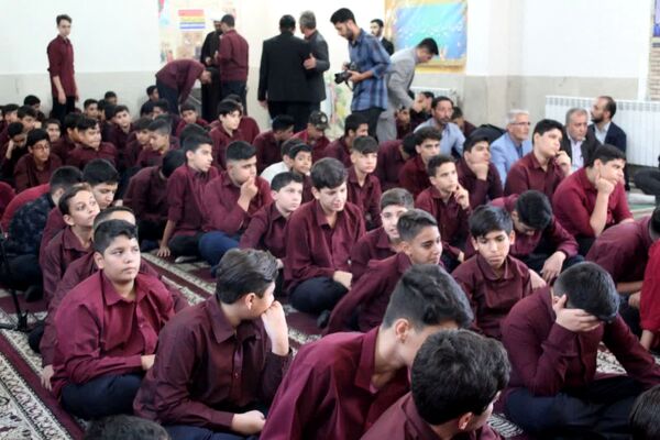 اقامه نماز جماعت در آموزشگاه متوسطه اول شاهد سمنان
