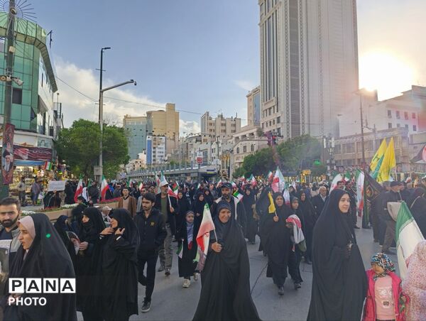 از کوچک تا بزرگ همه در چهلم رهبر شرکت کردند