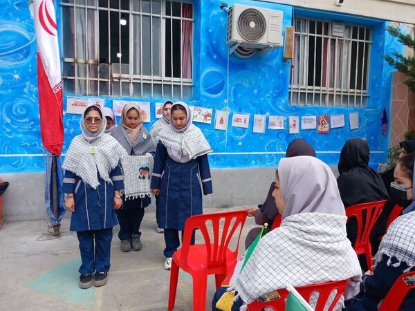 حضور نیروهای انتظامی در دبیرستان نجم قائمشهر
