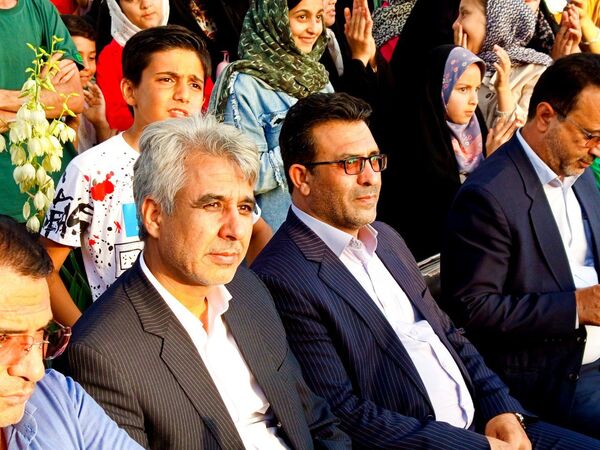 قدم هایی به عشق معلمان