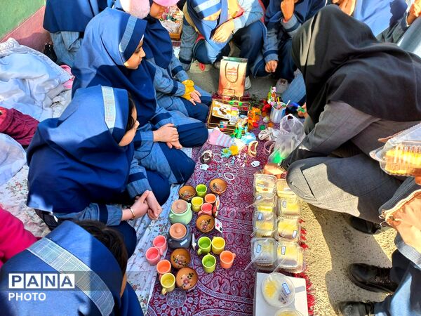بازارچه کارآفرینی دانش‌آموزان شهید جواهری۲ 