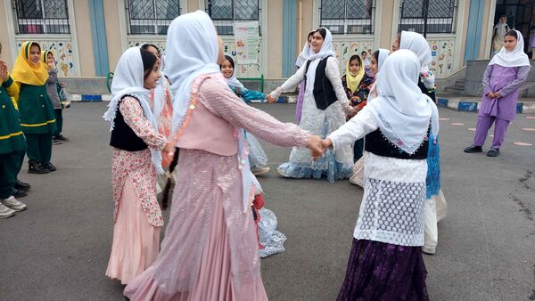 برگزاری مسابقات بومی محلی به مناسبت روز مادر