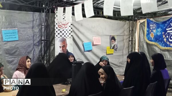 تجمع مردم شهر فردوسیه در دهه امامت در کنار شهدای گمنام