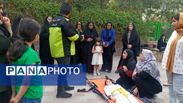 آموزش میدانی چادر زنی و حمل مصدوم برای شهروندان در پارک صادقیه مشهد  
