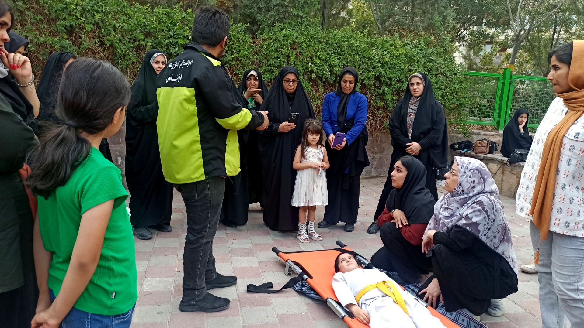 آموزش میدانی چادر زنی و حمل مصدوم برای شهروندان در پارک صادقیه مشهد  