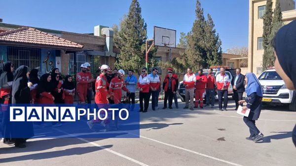 برگزاری مانور سراسری زلزله و ایمنی در مدرسه شهید دهقان 
