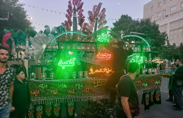 سیل عظیم زائران و مجاوران حرم امام رضا (ع) در روز آغاز امامت حضرت مهدی (عج)