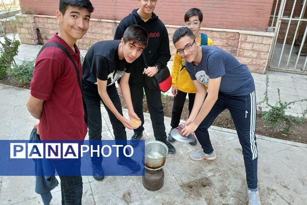 حضور دانش‌آموزان ناحیه 2 شهرری در اردوی باغ موزه دفاع مقدس و فرهنگسرای ولا