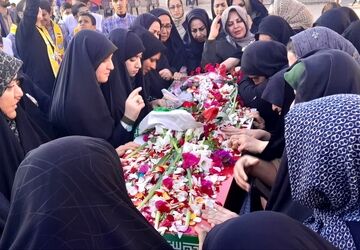 استقبال دانش آموزان مدرسه معارف از شهید گمنام