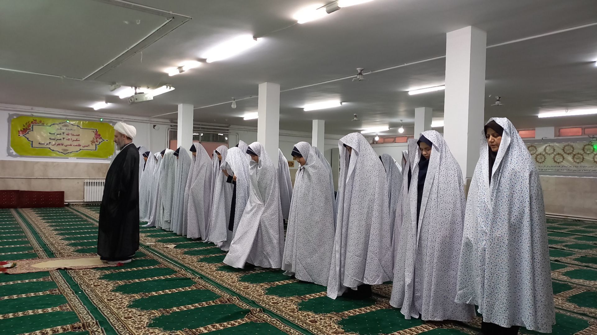 اولین نماز جماعت در مدرسه شاهد قدسیان نیشابور 
