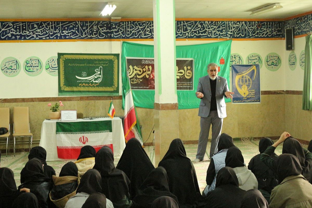 مدرسه حضرت معصومه میزبان نشست تخصصی هدایت تحصیلی دانش‌آموزان پایه نهم