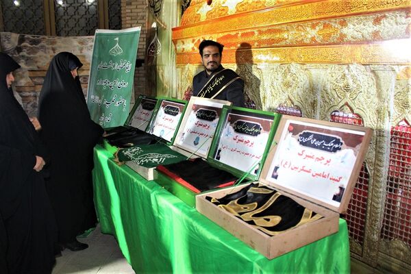 استقبال نوجوانان از غرفه‌های یادواره شهدای مسجد جامع قم