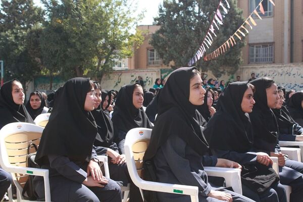آیین نواختن زنگ بازگشایی مدارس در بهارستان‌2