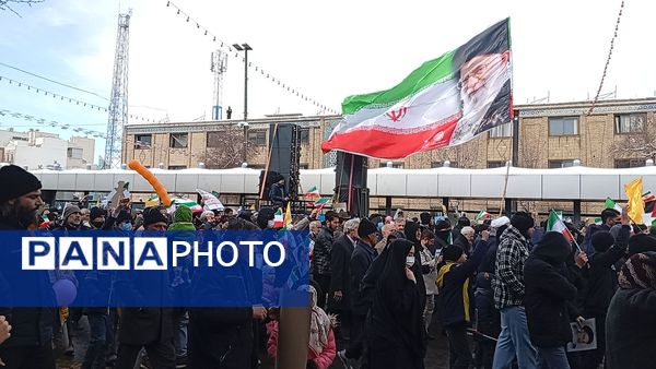 راهپیمایی ۲۲ بهمن در مشهد با حضور فرمانده واحدهای حوزه ۱۹ بسیج دانش‌آموزی منطقه تبادکان