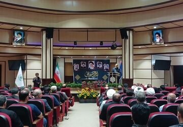 ایستادگی و مقاومت امام خمینی (ره) به مردم ایران عزت داد