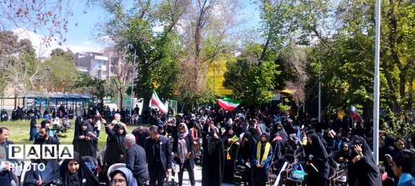 حضور فرهنگیان و دانش‌آموزان منطقه ۱۰ در مراسم چهلم شهدای دانش‌آموز شهر میناب