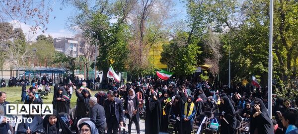 حضور فرهنگیان و دانش‌آموزان منطقه ۱۰ در مراسم چهلم شهدای دانش‌آموز شهر میناب