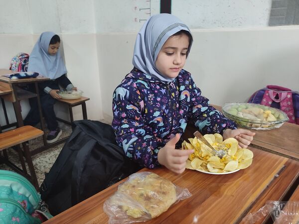  جشنواره غذای سالم در دبستان شاهد حاج تقی آقا بزرگ ناحیه یک مشهد 