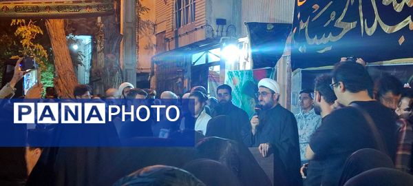 اجتماع مردم مشهدی مقابل خانه مادر شهید جمهور جهت ابراز همدردی