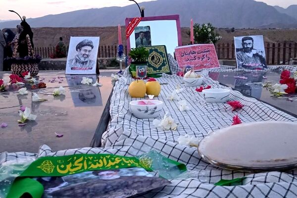  مردم در کنار شهدا، با نماز و زیارت تحویل سال را آغاز کردند