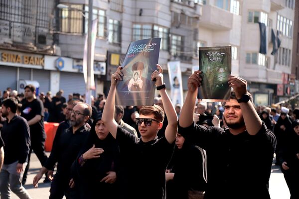 برگزاری مراسم وداع تهرانی‌ها با پیکر ابراهیم رئیسی و همراهانش