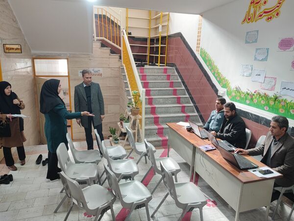 آثار دانش اموزان هنرمند کاشمر در کانون عاطفه 