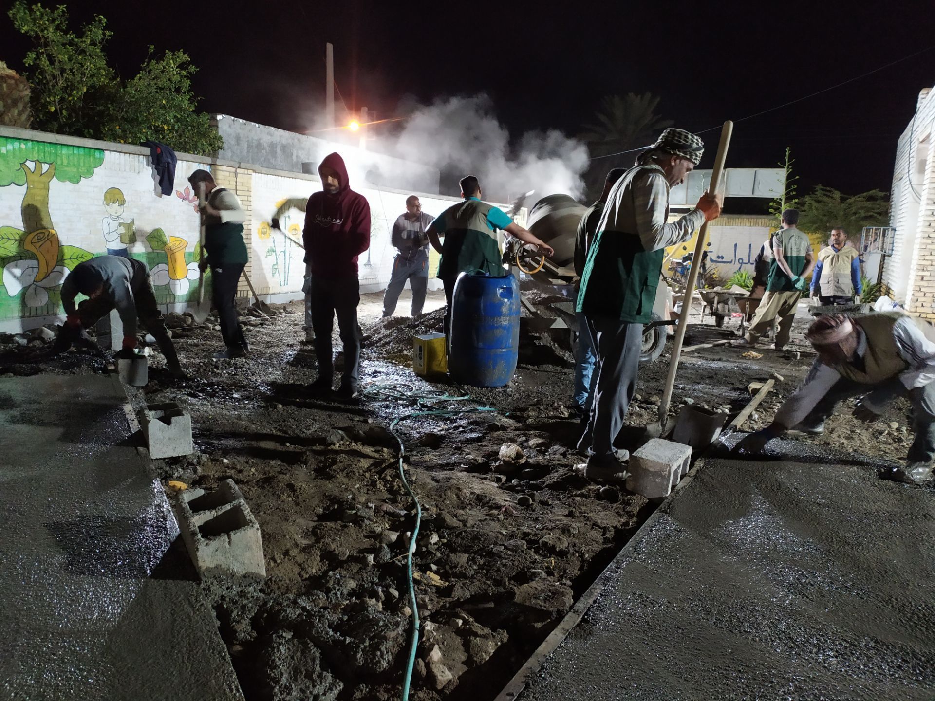 بهسازی کف مدارس خاکی رودان با همت خیرین و گروه‌های جهادی