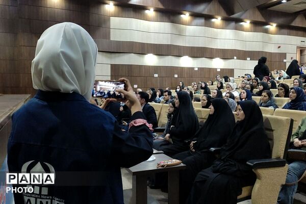 نمایشگاه نقاشی دانش آموزان شهرستان قدس  با موضوع مبارزه با اعتیاد 