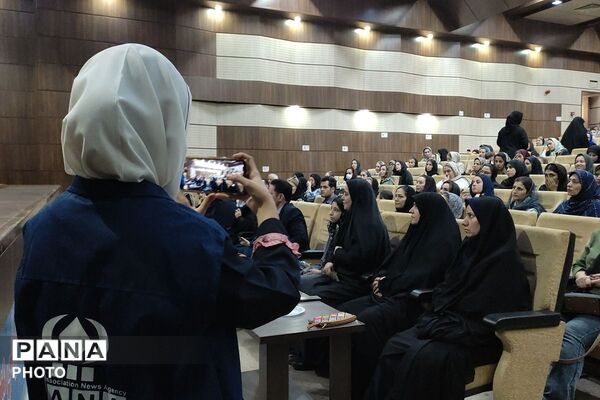 نمایشگاه نقاشی دانش آموزان شهرستان قدس  با موضوع مبارزه با اعتیاد 