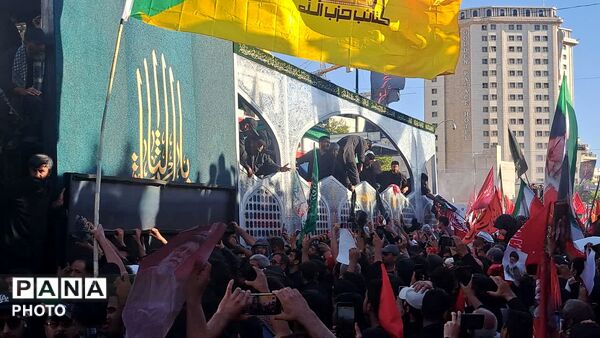 مشهد، در آغوشِ حرم، با رهبر شهید وداع کرد