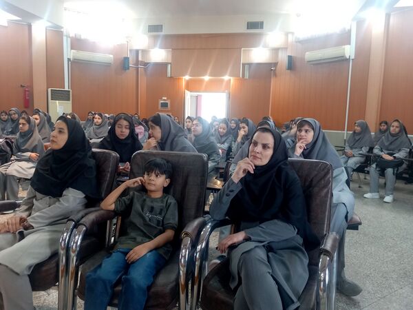 جشن جوانه ها باشور و شوق دانش آموزان در دبیرستان آرمینه مصلی نژادمشهد