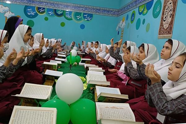 محفل انس با قرآن کریم در دبستان ستایش 