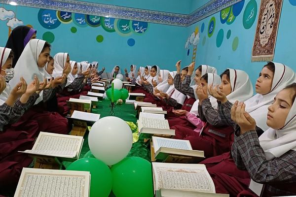 محفل انس با قرآن کریم در دبستان ستایش 