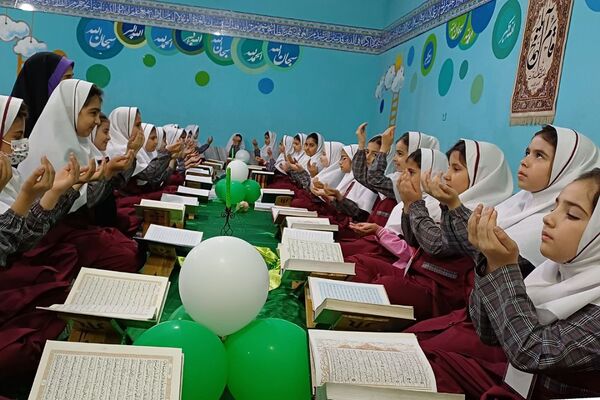 محفل انس با قرآن کریم در دبستان ستایش 