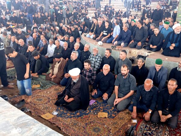 نماز جماعت در حسینه روستا اردمه در ظهر اربعین