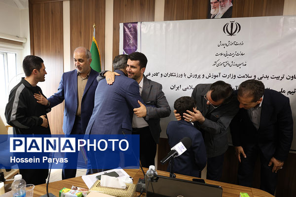 نشست صمیمی معاون تربیت بدنی و سلامت با ورزشکاران و کادر فنی تیم ملی والیبال دانش‌آموزی